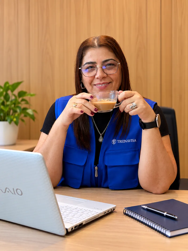 Ana Roberta Ribeiro, de colete da Treina Visa, tomando café no escritório